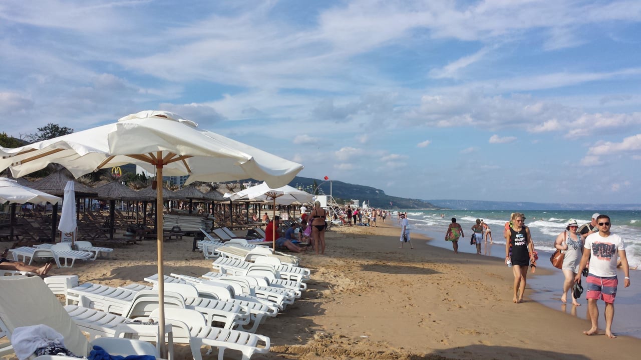 Strand war ziemlich schmutzig an manchen Stellen Odessos Park Hotel