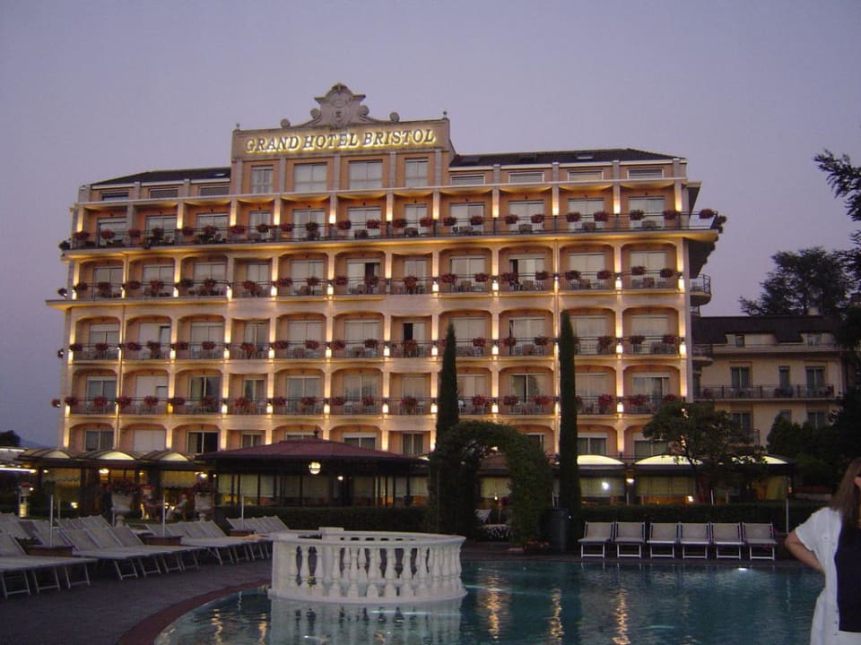 Hotelansicht am Abend Grand Hotel Bristol