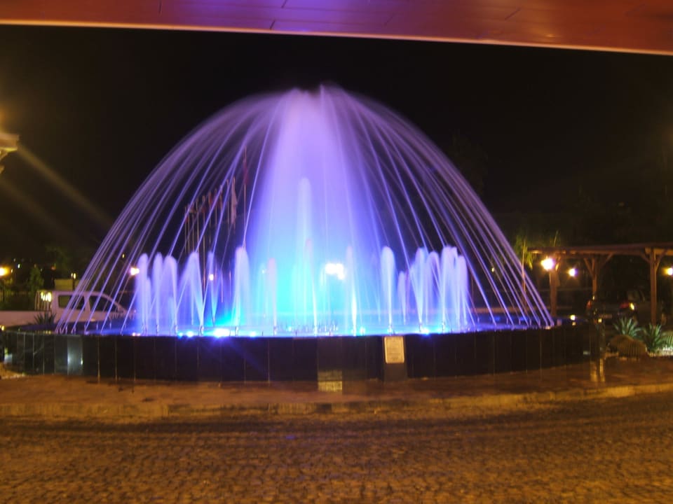 Springbrunnen bei Nacht vor dem Eingang Diamond Excellence Resort & Spa