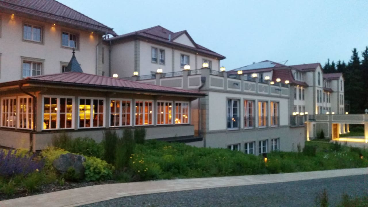 Hotelfront mit Bar links  Naturresort & Spa Schindelbruch