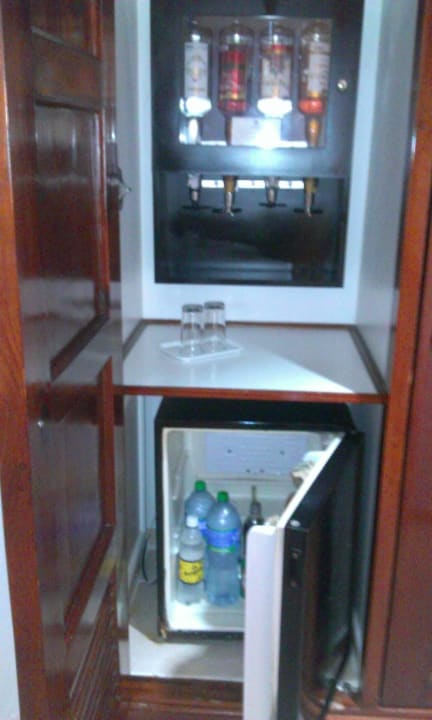 Minibar und Getränkespender Playabachata Hotel