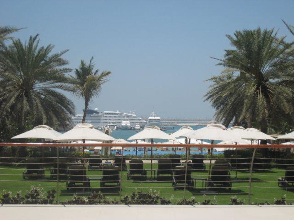 Blick von der Terrasse Le Meridien Mina Seyahi Beach Resort & Waterpark