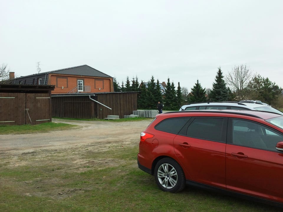 Viel Parkmöglichkeiten hinter dem Hotel Wolfshotel am Arendsee