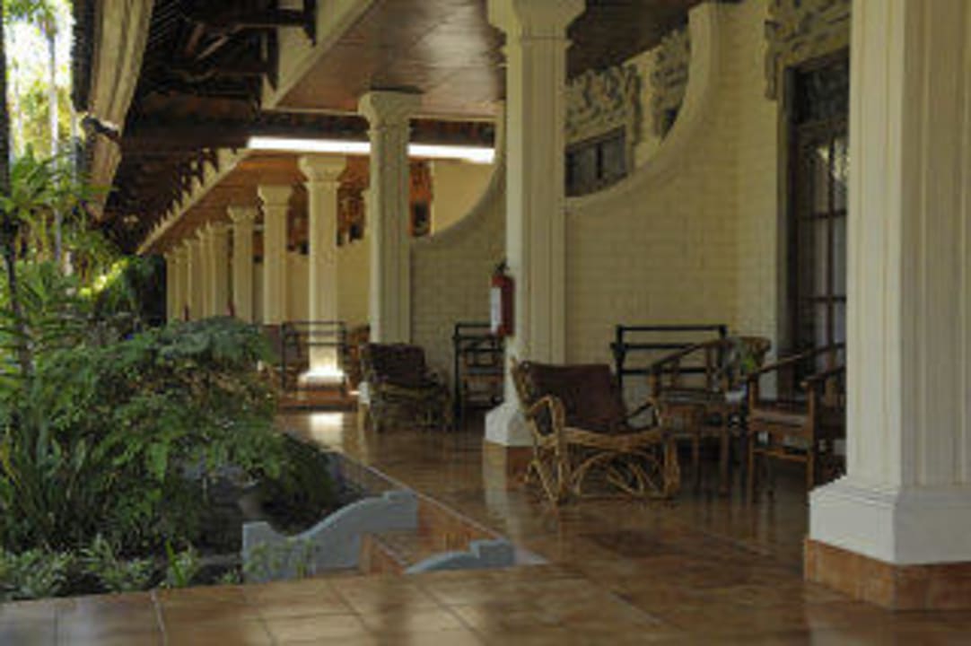 Blick quer durch die Terrassen Villa Shanti Beach