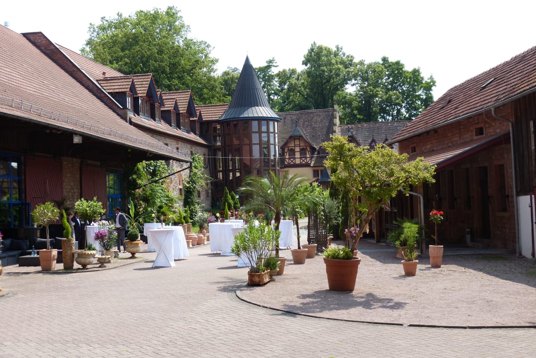 Blick von der Kirche zum Hotel/zur Scheune Schlosshotel Weyberhöfe