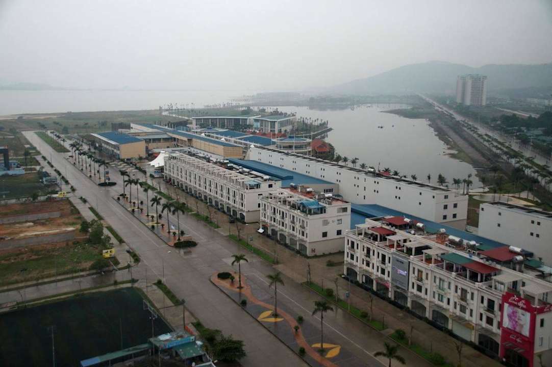 Blick zur Halong-Bucht und der neuen Marina Hotel Royal Lotus