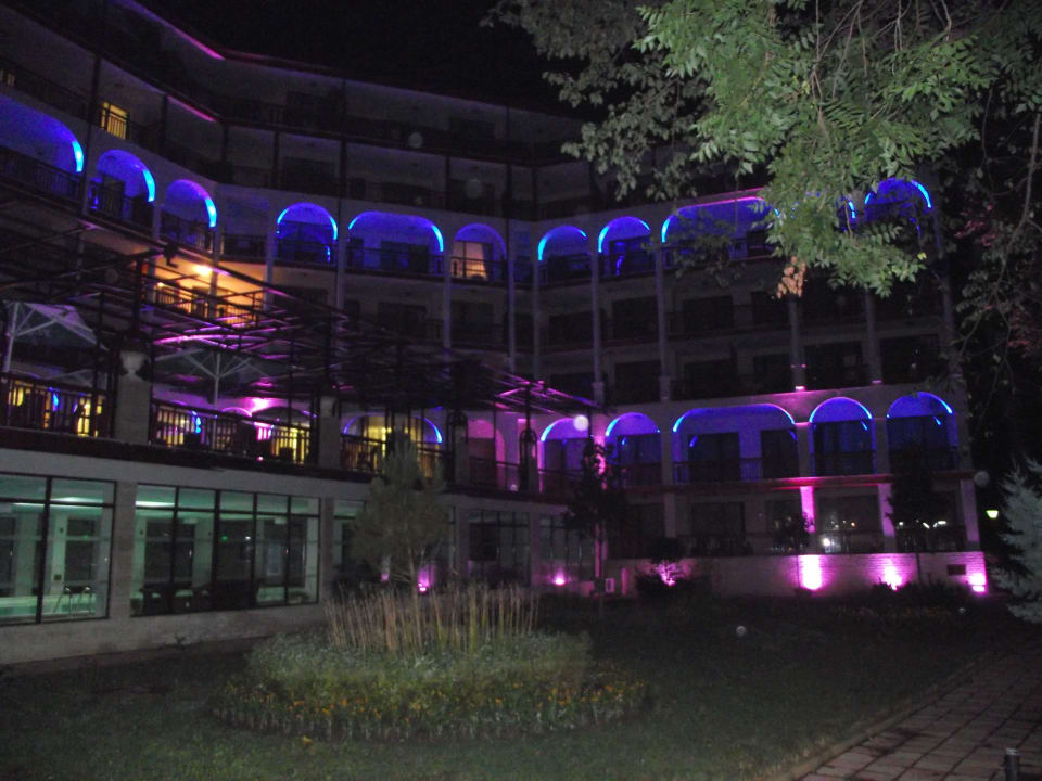 Отель виден вечером издалека Hotel Estreya Residence