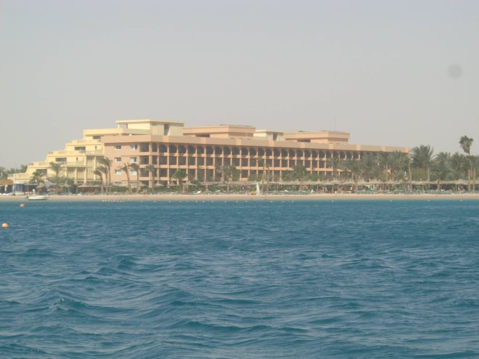 So sieht der T-Block von der Sandbank aus Giftun Azur Resort