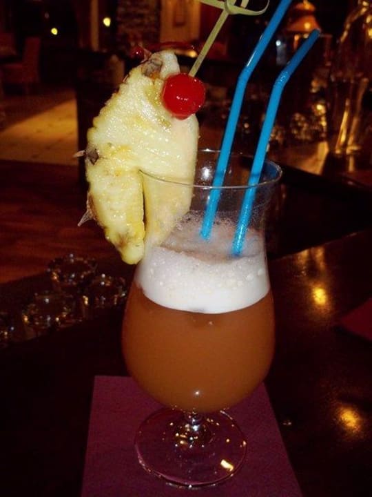Cocktail an der Bar Alphotel Tyrol