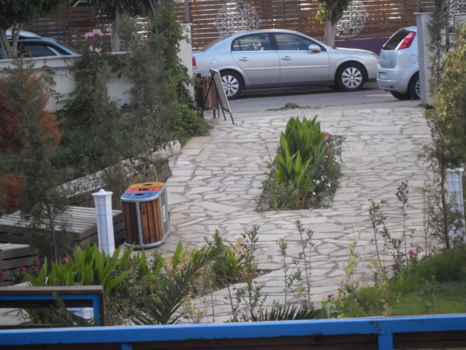 Weg vom Nebengebäude zur Strasse Club Hotel Anjeliq