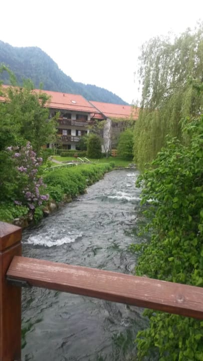 Kleiner Fluss in der Gartenanlage Spa & Resort Bachmair Weissach