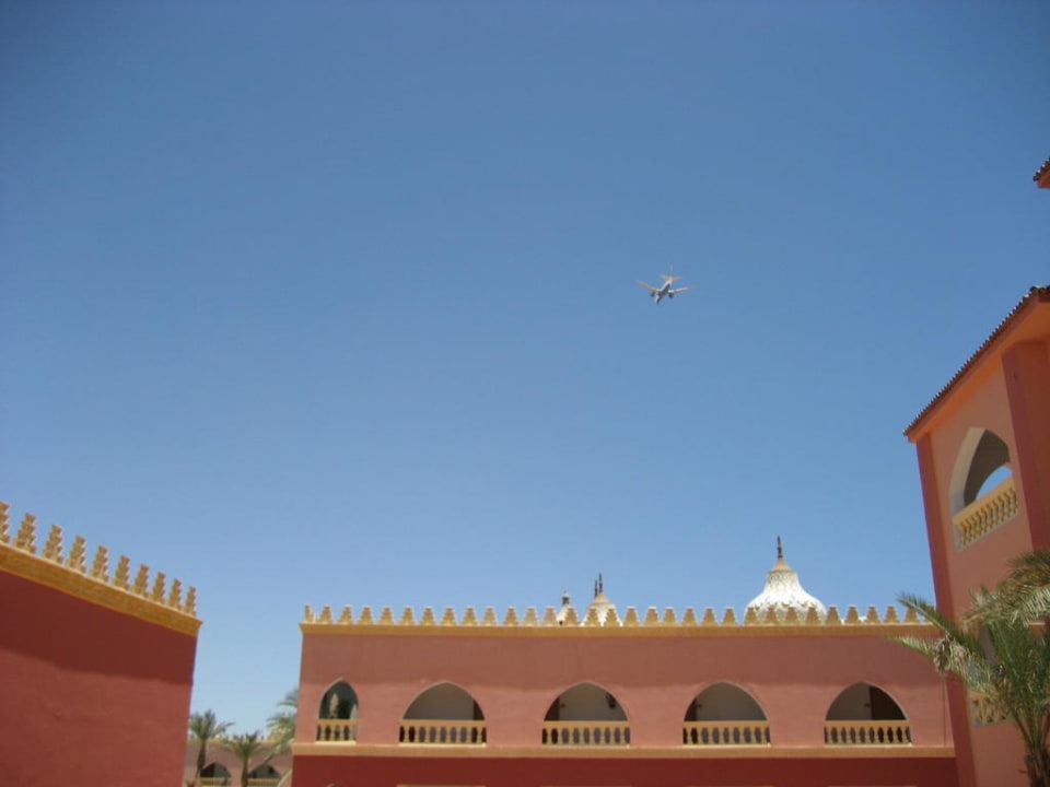 Ein Flugzeug direkt über dem Hotel Pickalbatros Alf Leila Wa Leila Resort - Neverland Hurghada