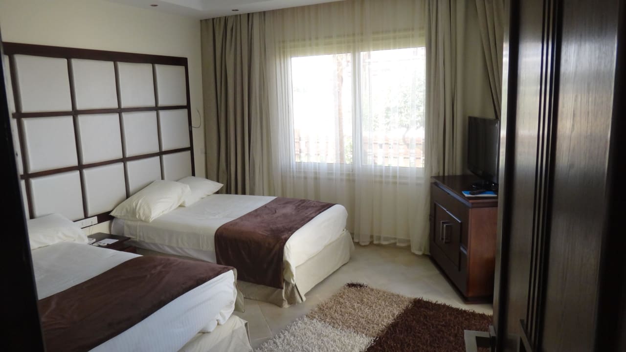 Einer der beiden Schlafräume. SUNRISE Crystal Bay Resort