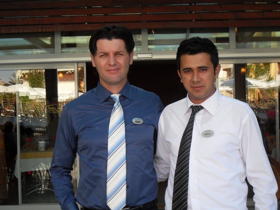 Sinan mit Oberkellner Ahmed vorm Restaurant Alaiye Resort & Spa