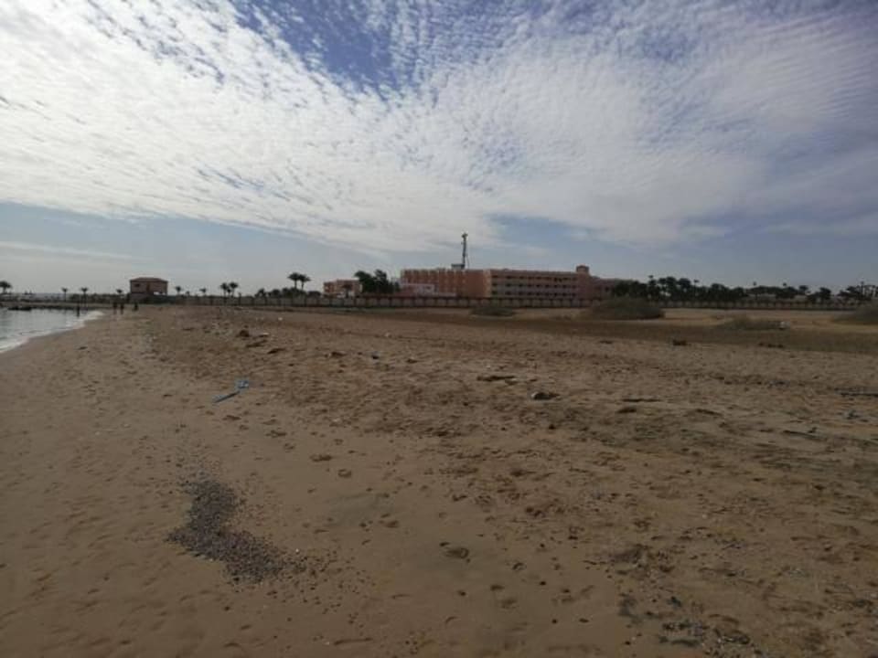 Blick vom freien Strand auf das Hotel Beach Albatros Resort