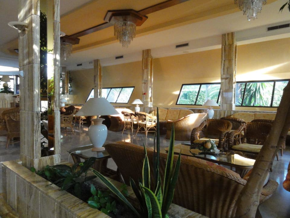 Sitzmöglichkeiten nah der Lobby Hotel Exagon Park