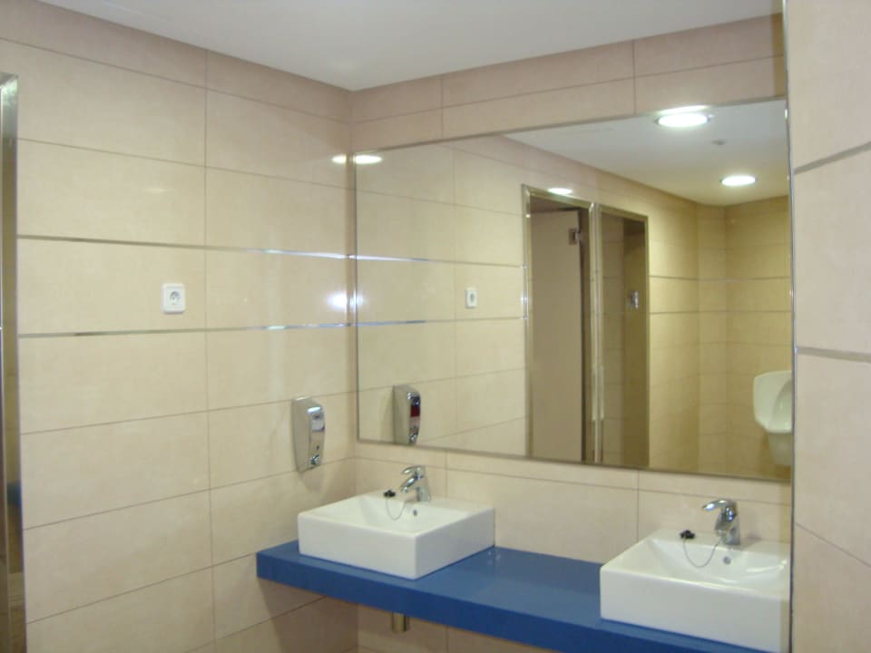 Neue Waschbecken des Hallenbades allsun Hotel Borneo - Adults only