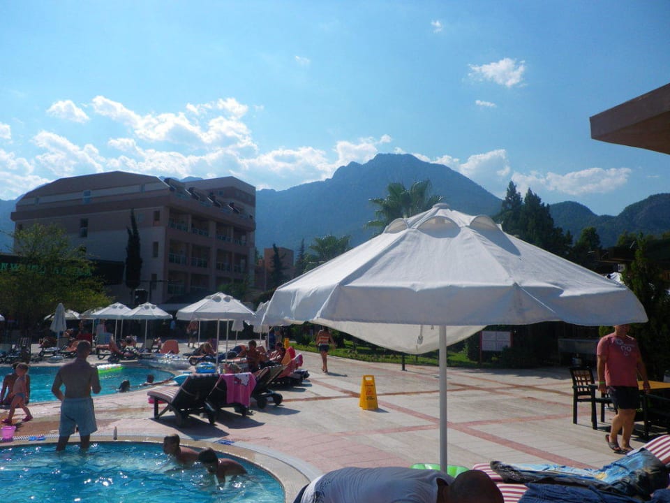 Vor dem Hauptgebäude Greenwood Kemer Resort