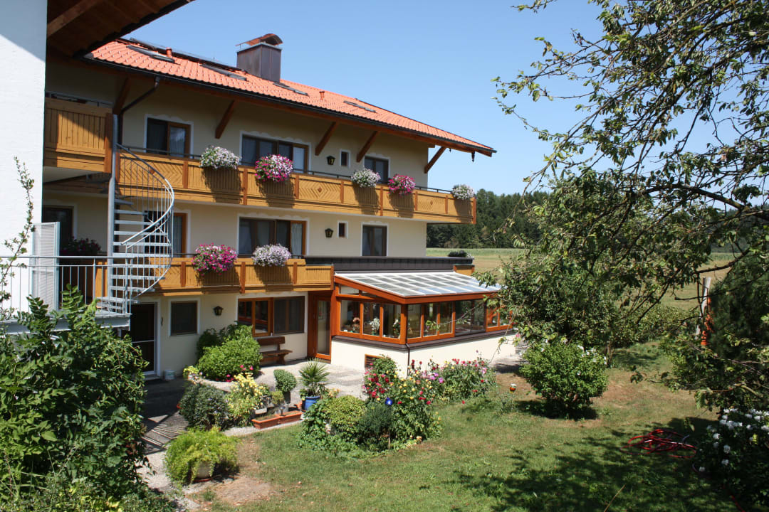 Seitenansicht Garten Gästehaus Seemannshof