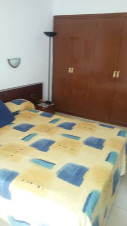 Bett und schrank Hotel Luxor