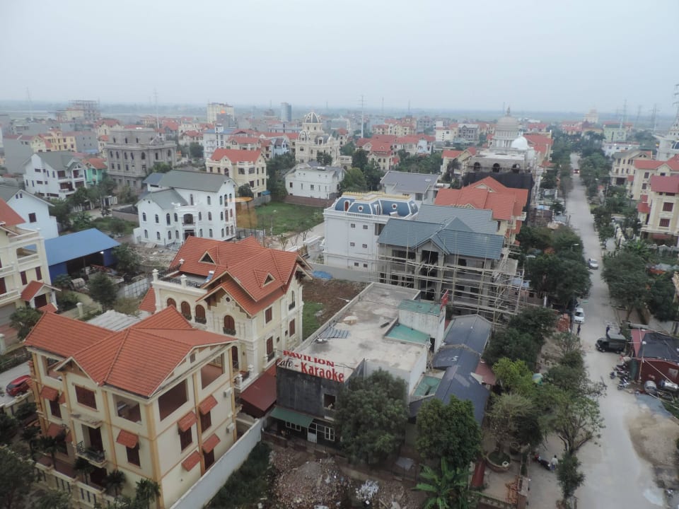 Der Blick vom Zimmer in ein Villenviertel Hotel Hoang Son Peace