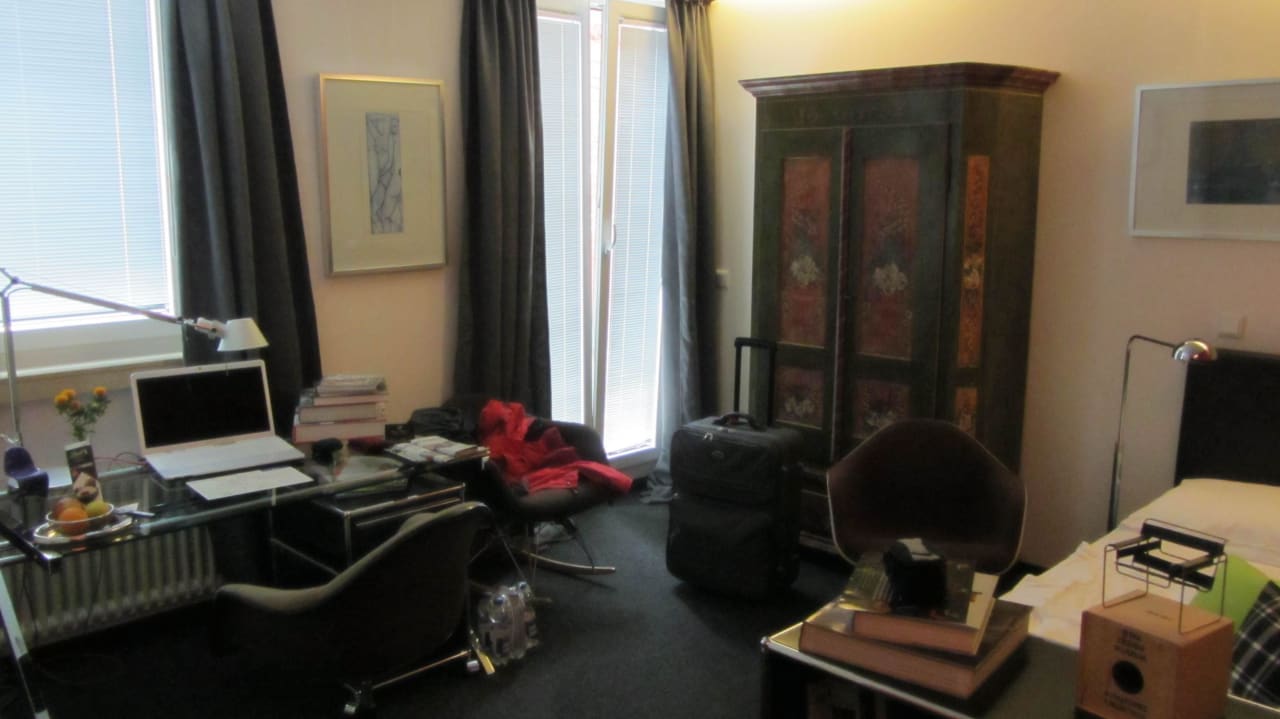 Blick ins Zimmer mit Laptop Apart Hotel Fulda