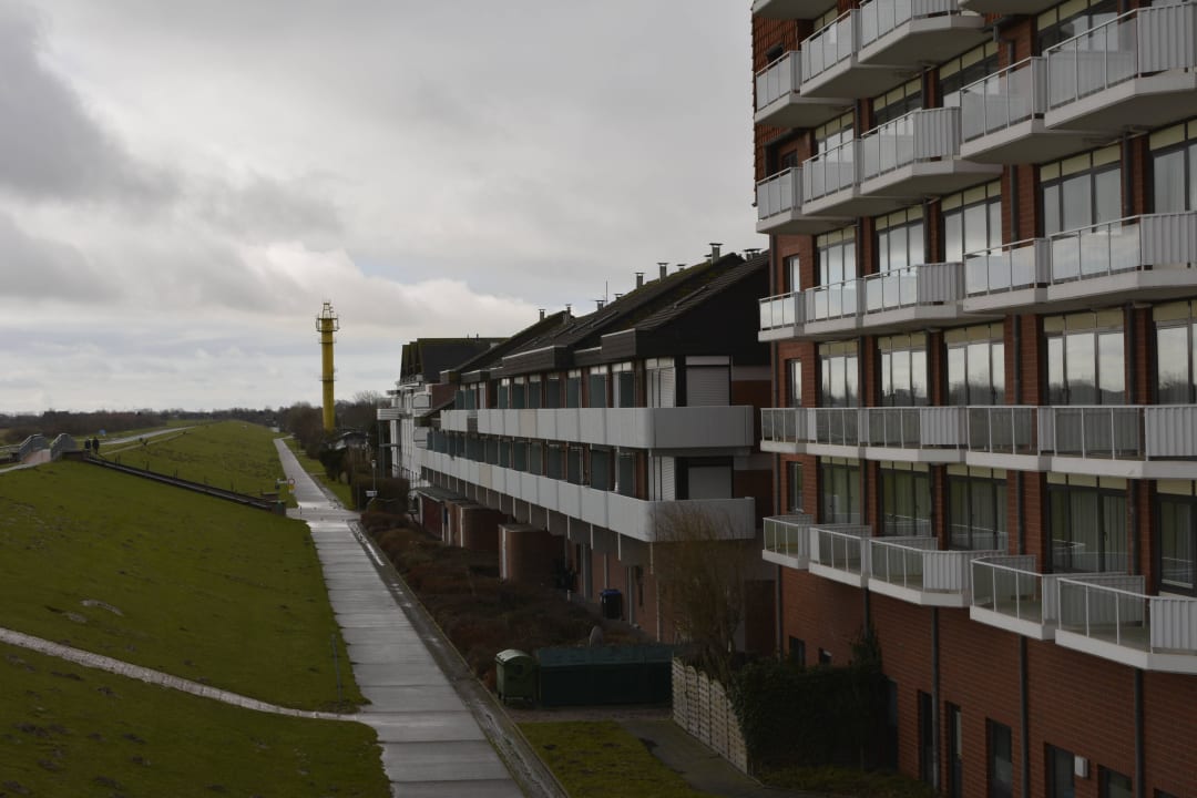 Vor dem Hotel auf dem Deich Upstalsboom Hotel am Strand