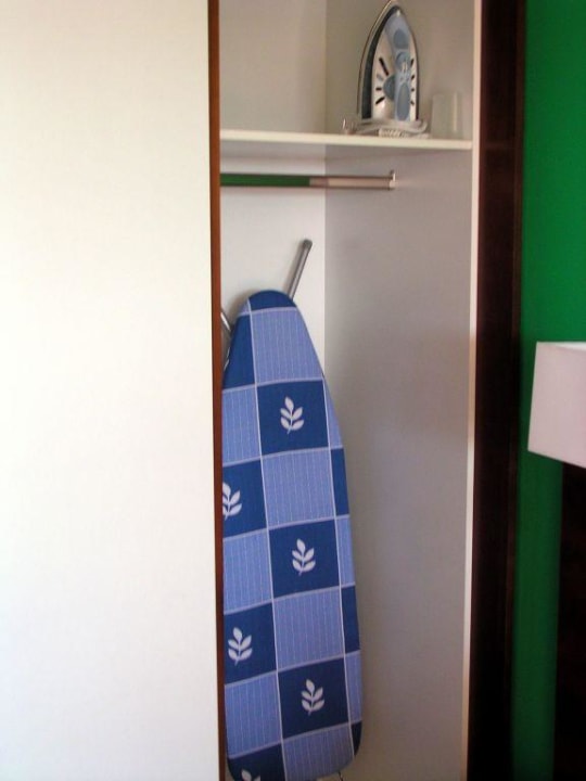Bügeleisen und Bügelbrett auf dem Zimmer Sunprime Atlantic View