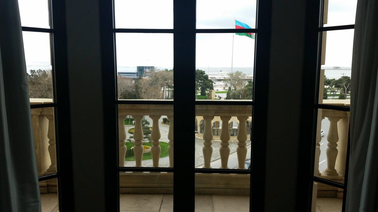 Ausblick auf den Bulvar Four Seasons Hotel Baku