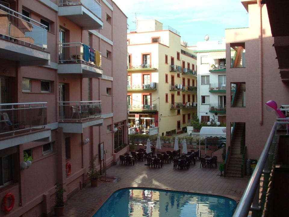 Basen hotelowy - widok z balkonu Hotel Tossa Beach