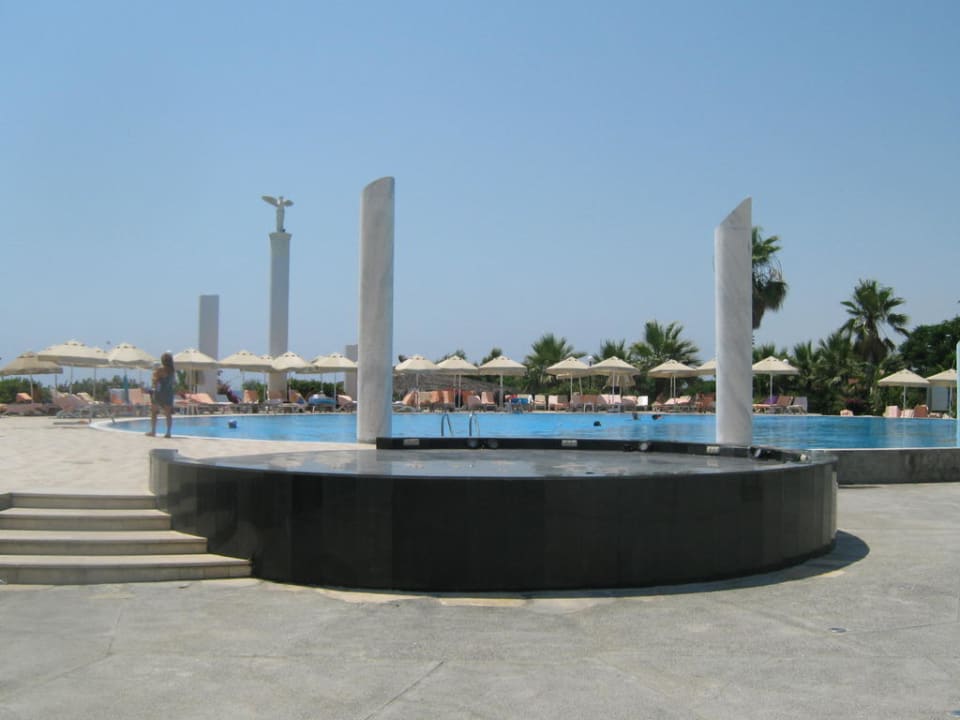 Widok na basen główny Starlight Resort Hotel