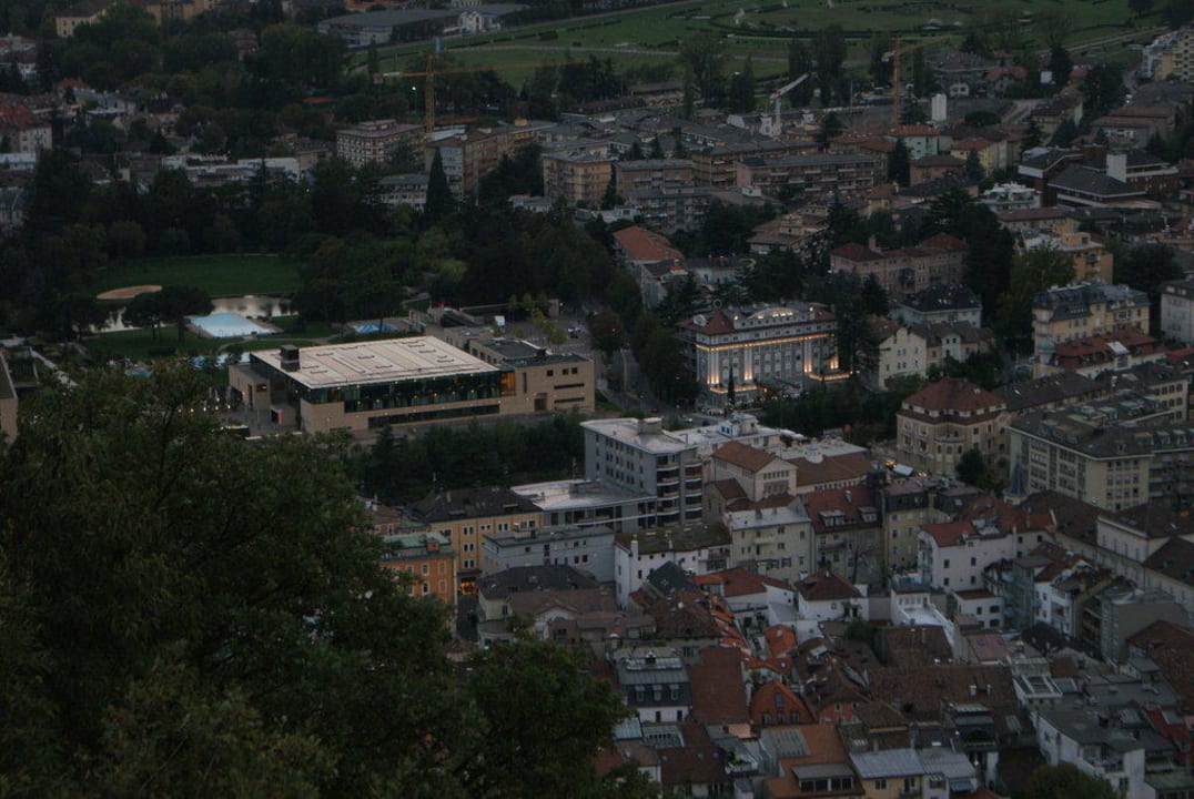 Blick von der Terrasse auf die Therme Meran Hotel Bellevue