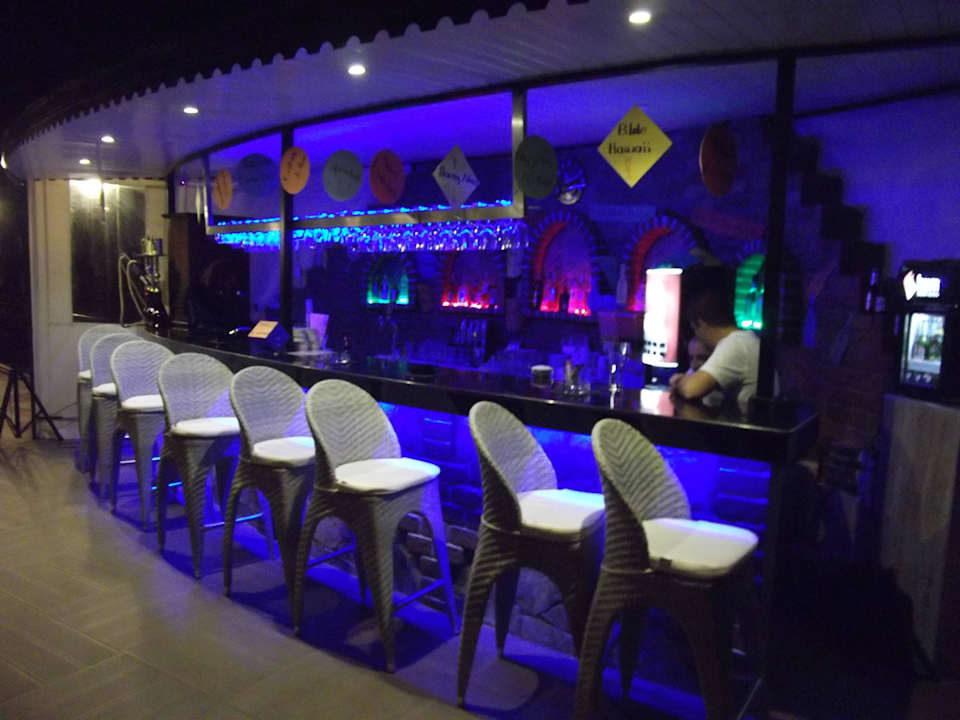 Poolbar am Abend La Finca Marina
