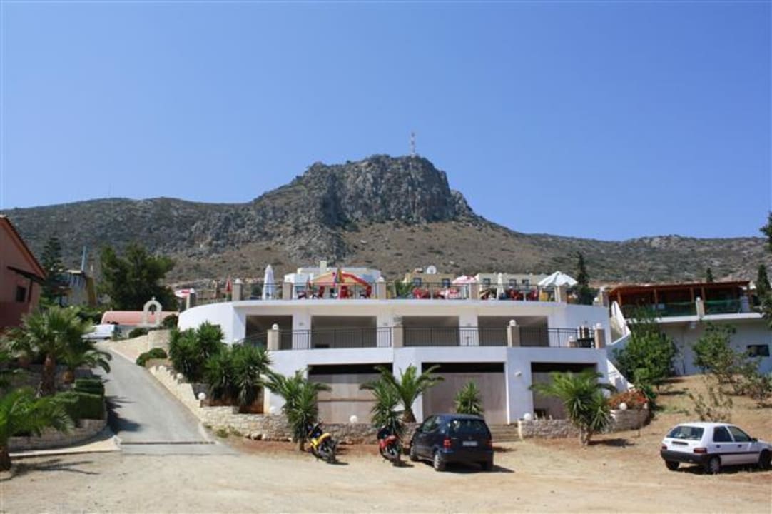 Das Hotel vom Parkplatz gesehen Asterias Village Resort