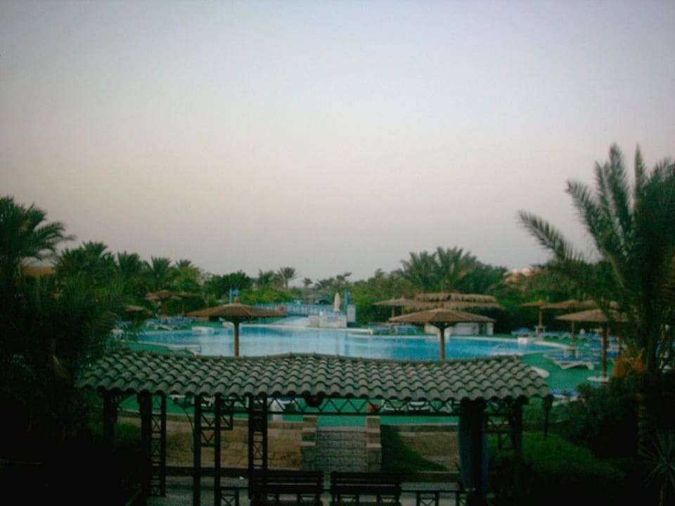 Blick auf dem Ruhepool vom Haupthaus aus Golden Beach Resort