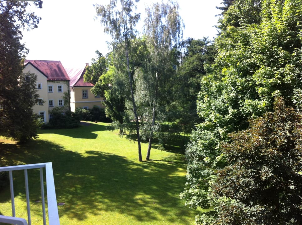 Blick in den Garten vom Zimmer/Balkon Landschloss Ernestgrün