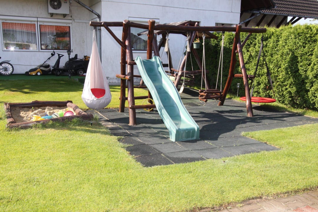 Kinderspielplatz im grossen Garten Ferienanlage Familie Csorba