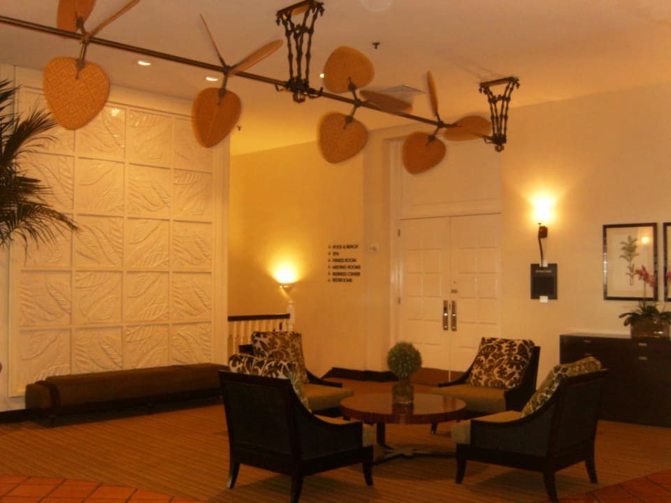 Sitzgelegenheiten nahe der Lobby The Palms Hotel & Spa