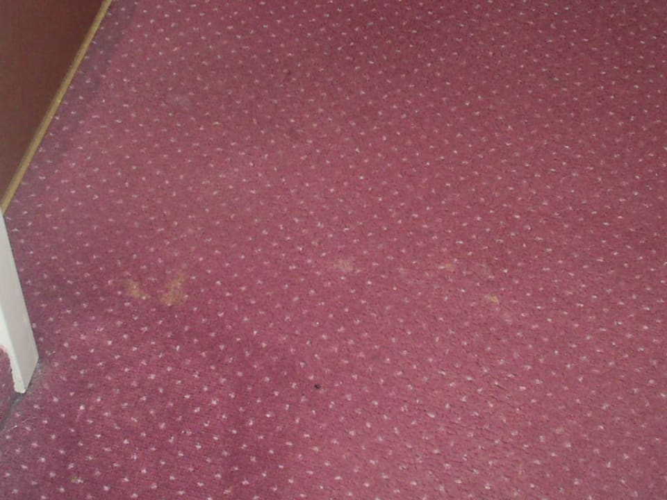 Komische braune Flecken am ganzen Boden.. AKZENT Hotel Aufkirchen