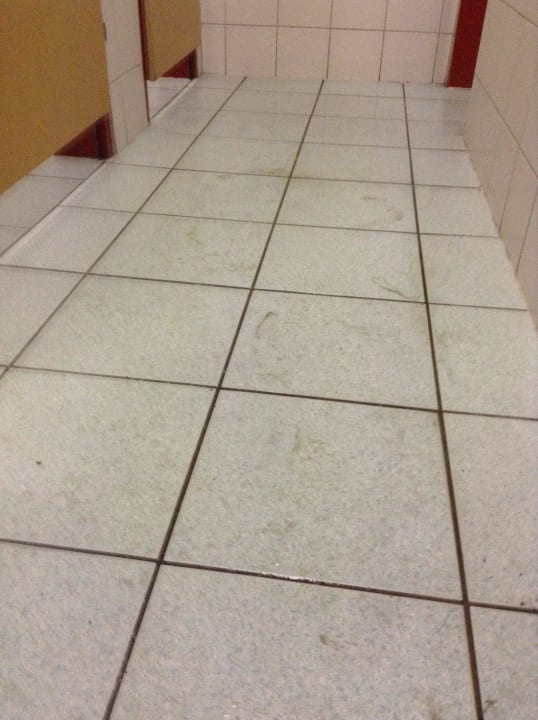 Versiffter Bad-Boden Jugendgästehaus Brigittenau