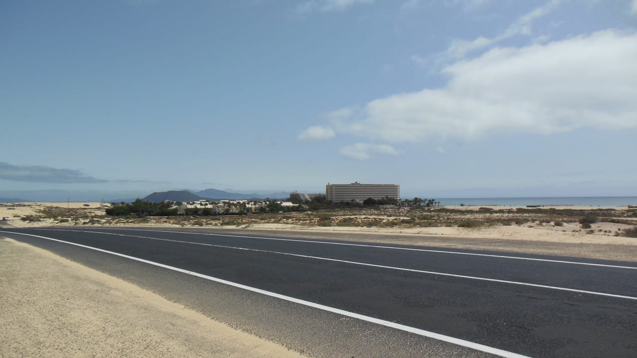 Blick von der Straße zum Hotel Hotel Riu Oliva Beach Resort
