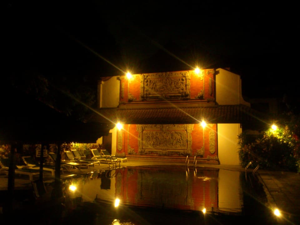 Hotel at night Hotel Ari Putri