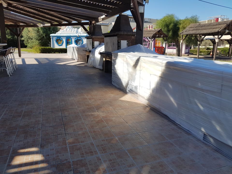 Barbecue am Kidsclub Pool aber nicht im Oktober Kipriotis Village Resort
