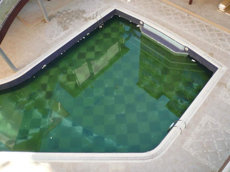 Pool im Winterschlaf Tac Premier Hotel & Spa