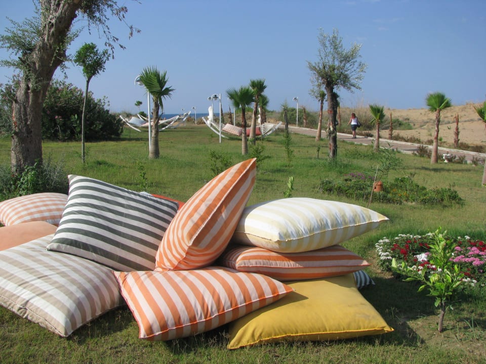 XXL Kissen in der Gartenanlage Roma Beach Resort & Spa 16+ Adult Only
