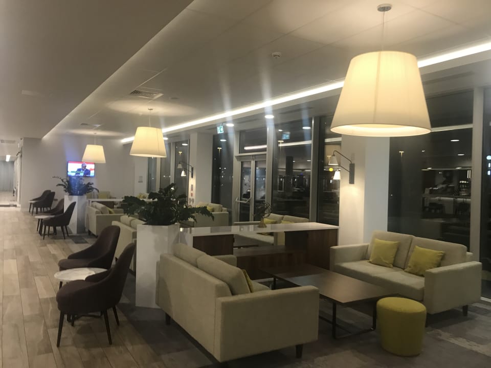 Lobby Hampton By Hilton London Stansted Airport