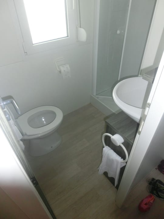 1 von 2 Bädern mit WC/Dusche/Waschbecken  4 Mori Family Village