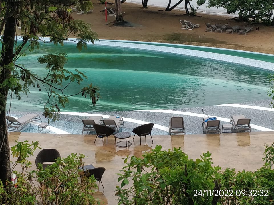 Pool Island Escape Burasari