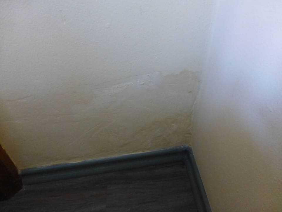 Das Schimmel wurde mit Farbe übergestrichen Hotel Astoria