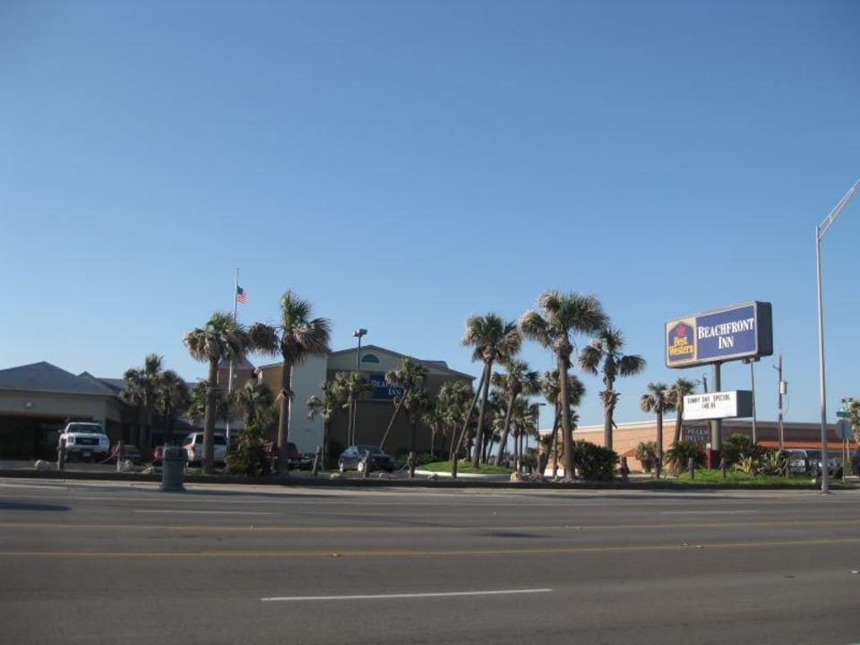 Blick vom Strand zum Hotel Red Roof Inn Galveston - Beachfront/Convention Ctr